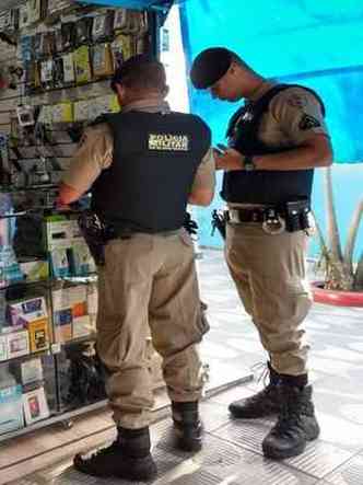 Militares checaram a procedncia dos aparelhos nas bancas(foto: PMMG/Divulgao)