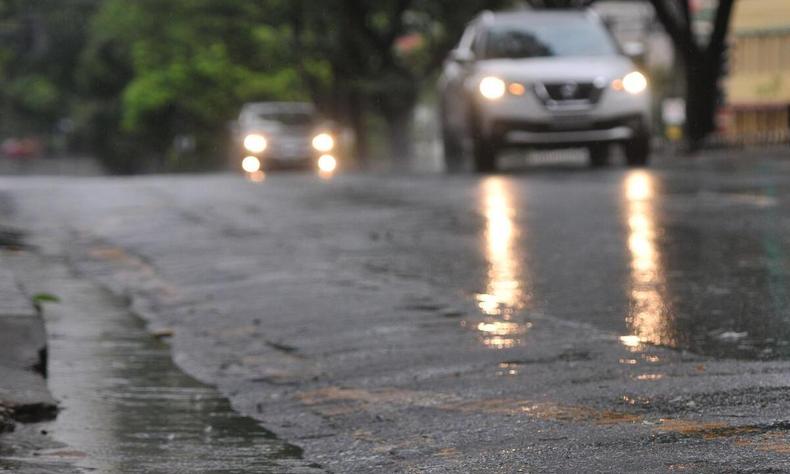Segundo o órgão, não houve acionamento para ocorrências nas últimas horas(foto: Foto: Leandro Couri/EM/D.A Press) Imagem de uma pista molhada e carros passando