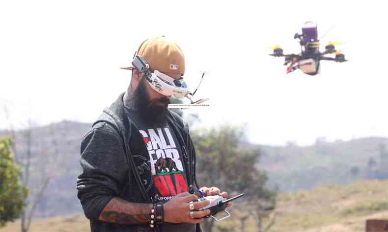 Aumento do uso de drones. Na foto, Carlos Emanuele de Moraes Milone participa de campeonato e manobras com drones(foto: arquivo pessoal )