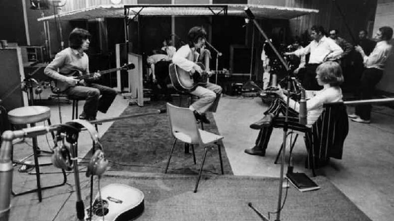 As filmagens de 'Sympathy For the Devil', também conhecido como 'One Plus One'(foto: Getty Images) Grupo de rock Rolling Stones durante as filmagens de 'Sympathy For the Devil'