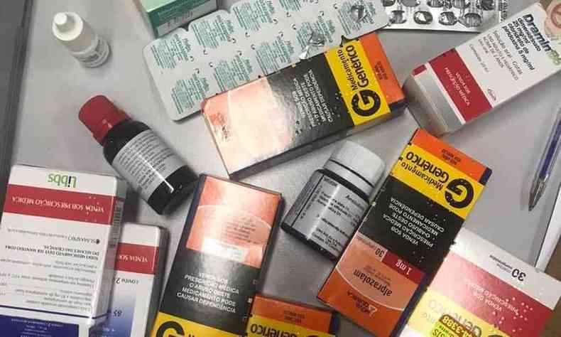 Diversos medicamentos foram encontrados na casa da suspeita(foto: Polcia Civil/Divulgao)