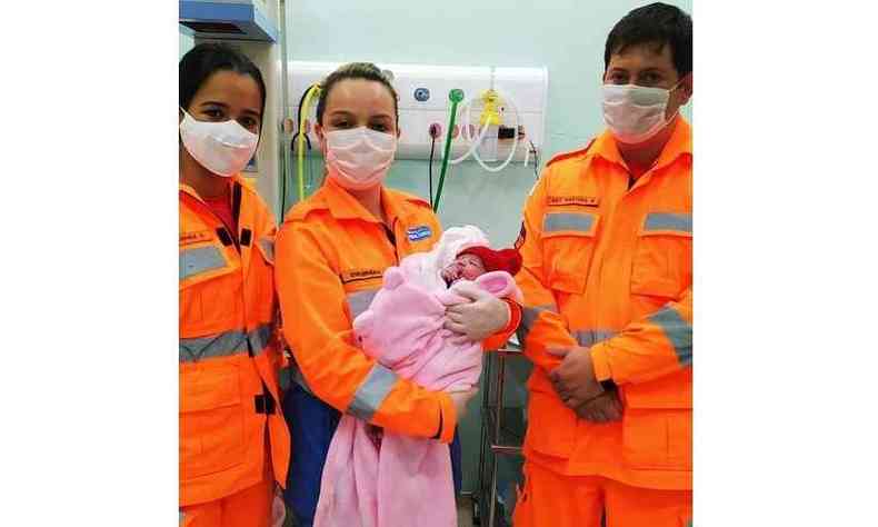 Soldado e sargento dos bombeiros e enfermeira (com beb) que fizeram o parte(foto: Divulgao/Corpo de Bombeiros)