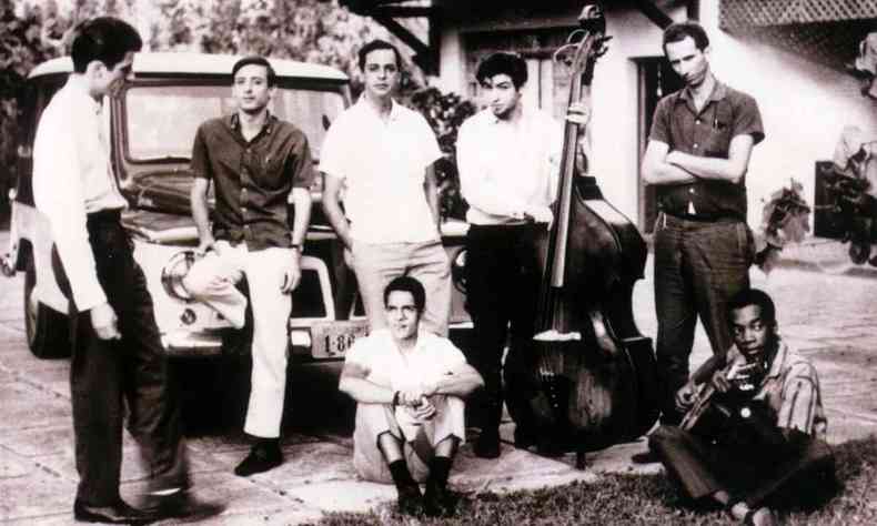 Da esquerda para direita: Alfredo Buzelin (crtico musical), Roberto Guimares (compositor), Milton Miranda (diretor artstico da Odeon), Celinho Piston (assentado no cho), Wagner Tiso (com o contrabaixo), Pacfico Mascarenhas e Milton Nascimento, com o violo, sentado no cho