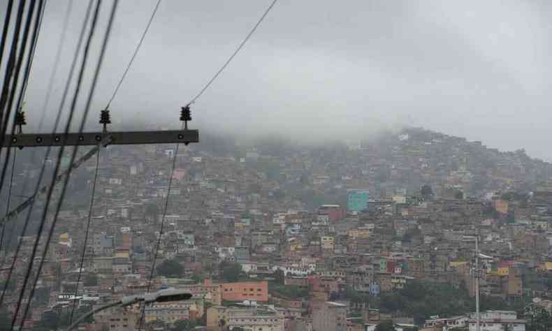 Tempo nublado e com chuva na capital mineira