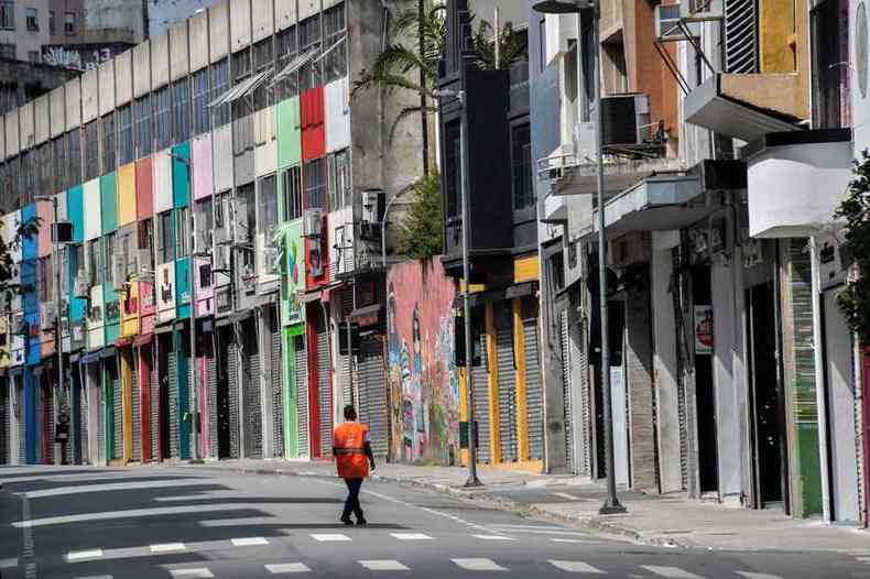 Lojas fechadas na rua de maior movimento do comrcio em So Paulo mostra impacto das medidas para conter o coronavrus no Brasil (foto: Nelson Almeida/AFP)