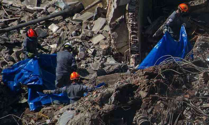 Bombeiros procuram vtimas nos escombros do edifcio Wilton Paes de Almeida(foto: NELSON ALMEIDA/AFP)