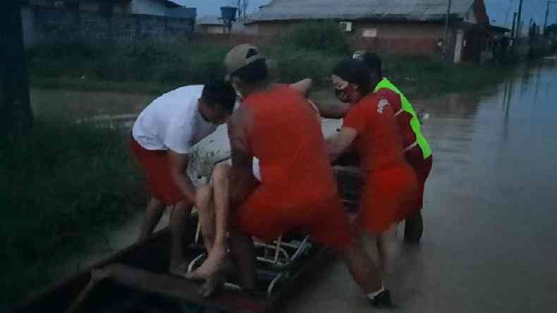 Idosa de 81 anos sofreu com alagamentos e foi resgatada por bombeiros(foto: Corpo de Bombeiros do Acre - 7BEPCIF)