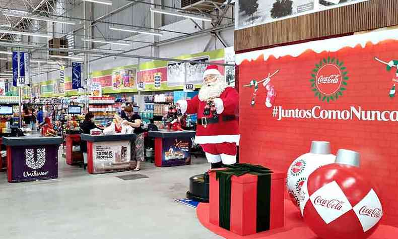 O cenrio com Papai Noel virou atrao para as crianas no bairro Santa Terezinha(foto: divulgao)