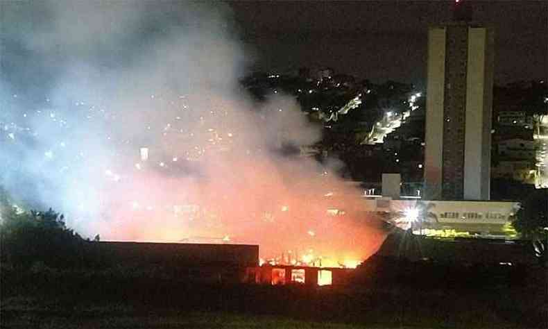 Galpo incendiado fica prximo a um posto de combustveis(foto: Ramon Lisboa/EM/DA Press)