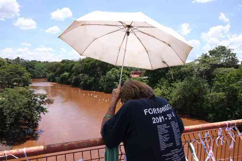 Rio Paraopeba visto de ponte em Brumadinho durante solenidade de um ms do rompimento da barragem: turbidez elevada denuncia estragos(foto: Edsio Ferreira/EM/DA Press - 25/2/19)