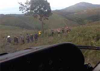 Os turistas foram resgatados pelo helicptero dos bombeiros em grupos de quatro pessoas(foto: Corpo de Bombeiros/Divulgao )
