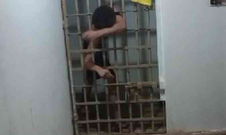 Homem com o brao preso em cela