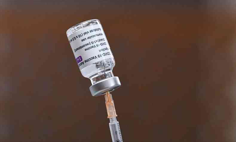 A AstraZeneca declarou  AFP: 'Acreditamos que nossa vacina continuar protegendo nas formas graves da doena'(foto: ALAIN JOCARD / AFP )