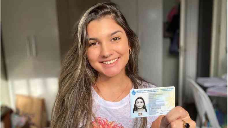 Manuella Ibargoyen, de 20 anos, posa com a cidadania uruguaia: documento d direitos no pas vizinho  brasileira(foto: Arquivo pessoal/BBC)