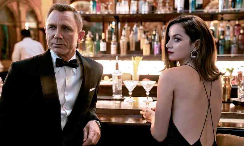 Daniel Craig e Ana de Armas em cena de '007 - Sem tempo para morrer'. Produo em que Craig interpreta 007 pela ltima vez teve sua estreia adiada devido  pandemia e chega s salas cercada de grande expectativa 