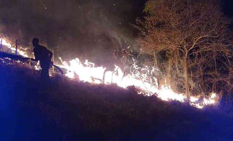 Um morador tenta evitar o avano do fogo para a sua propriedade, em Dom Lara, distrito de Caratinga