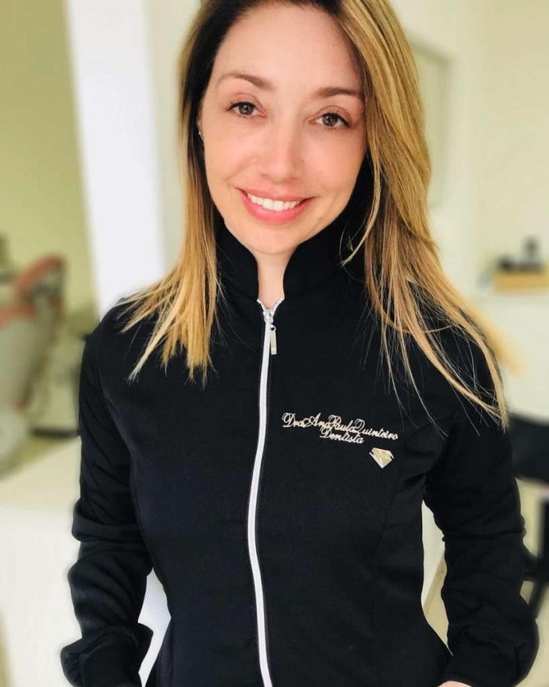 Dra. Ana Paula Moro com jaleco preto customizado Dra. Chica (Reprodução / Instagram) Dra. Ana Paula Moro com jaleco preto customizado Dra. Chica (Reprodução / Instagram)