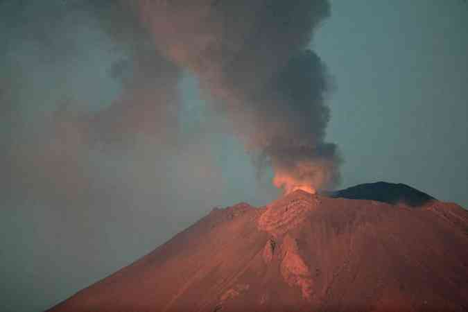 Vulco Popocatepetl soltou cinzas e fez com que as autoridades aumentassem o nvel do alerta(foto: Pablo Spencer / AFP)