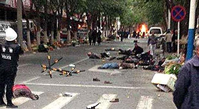 Uma das poucas imagens do local após atentado, com corpos no chão. Governo pune severamente quem divulga imagens e informação não oficial sobre atentados no país(foto: AFP) Uma das poucas imagens do local após atentado, com corpos no chão. Governo pune severamente quem divulga imagens e informação não oficial sobre atentados no país(foto: AFP)