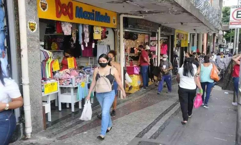 Lojas com pessoas passando na porta em Belo Horizonte