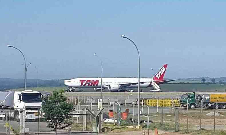 O Boeing 777, que teve de pousar em Confins, comporta at 339 passageiros (foto: Paulo Filgueiras / EM / D.A. Press)