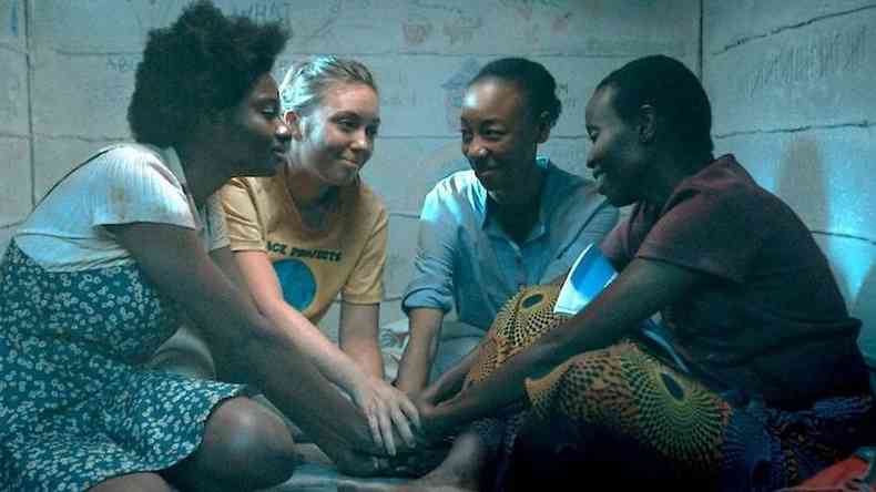 Cena do filme rvores da Paz mostra as quatro mulheres se olhando e de mos dadas