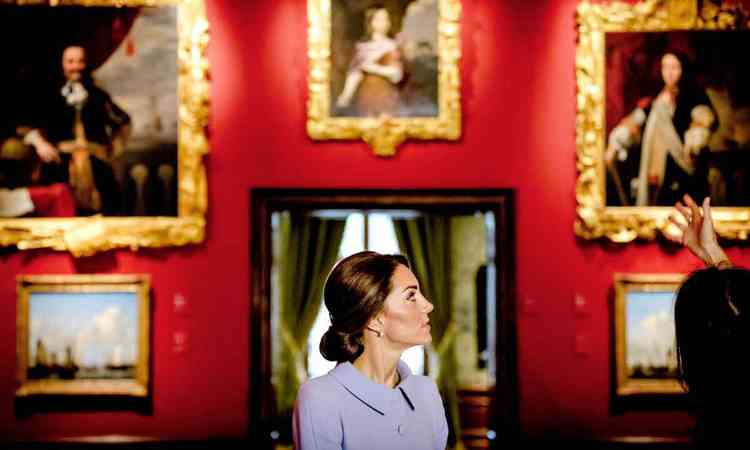 Kate Middleton observa coleo de obras da realeza em Haia
