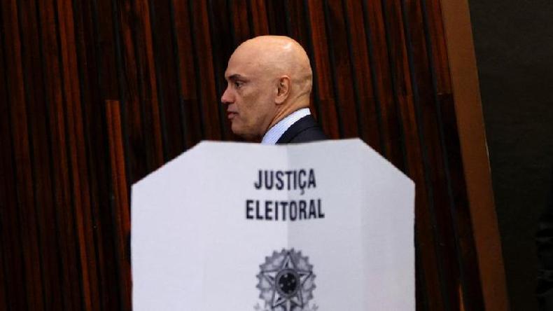 O presidente do TSE, ministro Alexandre de Moraes, em frente a painl com smbolo da Justia Eleitoral