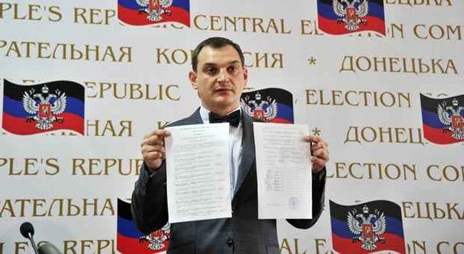 Roman Lyagin, chefe da comissão eleitoral da chamada República popular de Donetsk, mostra protocolos com resultado de referendo que decidiu pela independência da região(foto: GENYA SAVILOV/AFP) Roman Lyagin, chefe da comissão eleitoral da chamada República popular de Donetsk, mostra protocolos com resultado de referendo que decidiu pela independência da região(foto: GENYA SAVILOV/AFP)