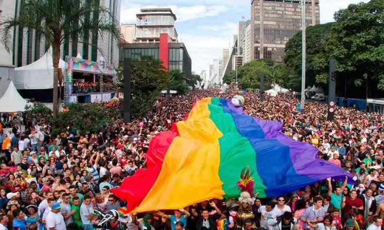 Pessoas com bandeira LGBT+