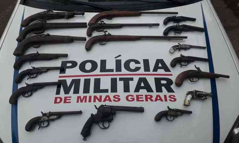 Armas estavam em stio do ex-vereador que foi conduzido para delegacia na cidade(foto: Reproduo/PMMG)