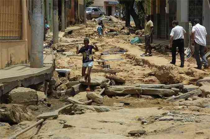 Em Além Paraíba, moradores trafegam por ruas destruídas: ainda não houve tempo de mensurar prejuízos(foto: Beto Magalhaes/EM/D.A Press)
