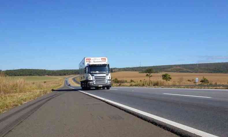 Caminho trafega em rodovia