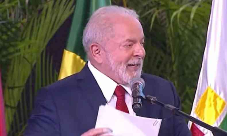 Lula sorri durante solenidade 