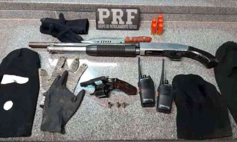 PRF apreendeu mscaras que seriam utilizadas em assaltos, luvas, rdios comunicadores, arma espingarda calibre 12, um revlver calibre 38 e coletes balsticos(foto: PRF/Divulgao)