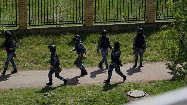 Polcia armada chegou  escola e, em seguida, isolou o quarto andar, segundo relatos(foto: Reuters)