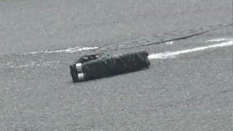 Arma que se suspeita ter sido usado contra Abe(foto: Reuters) Arma caseira no asfalto