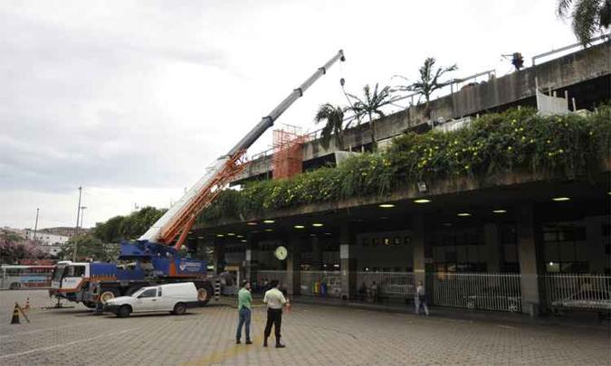 Guindaste transporta estruturas para a revitalização do telhado, como forma de acabar com problemas crônicos de infiltração (foto: Juarez Rodrigues/EM/DA Press) Guindaste transporta estruturas para a revitalização do telhado, como forma de acabar com problemas crônicos de infiltração (foto: Juarez Rodrigues/EM/DA Press)
