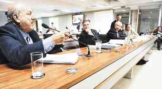 Relatrio do senador Luiz Henrique (PMDB-SC) rejeitou trs emendas apresentadas em plenrio(foto: Marcos Oliveira/Agncia Senado)