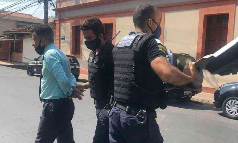 Guarda Civil Municipal levando o autor para a Delegacia de Policia Civil para realizar a identificao
