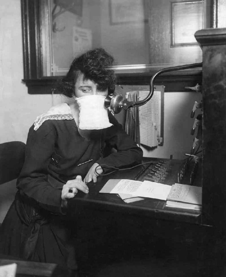 Operadora de telefonia com gaze protetora no rosto(foto: Getty Images) Operadora de telefonia com gaze protetora no rosto