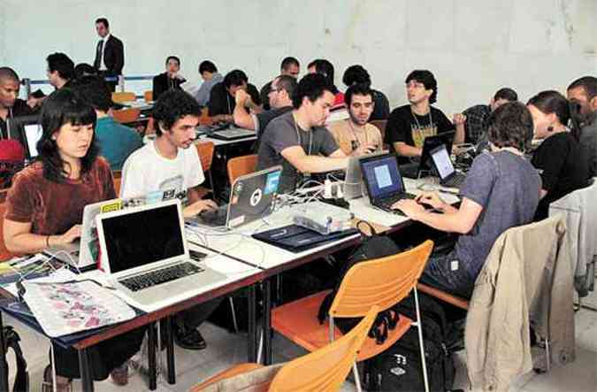 Hackers desenvolvem aplicativos no Salo Branco do Congresso: competio ser encerrada na prxima sexta-feira(foto: Antnio Augusto/Agncia Cmara)