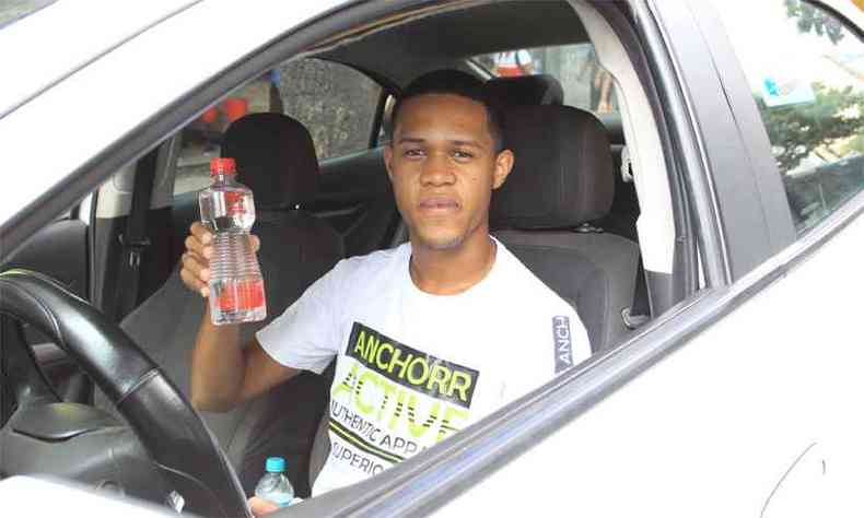 O taxista Luiz Fernando Cardoso, de 23 anos, conta que fica apreensivo quando faz um trajeto que parte do aeroporto ou da rodoviria(foto: Edsio Ferreira/EM/D.A Press)