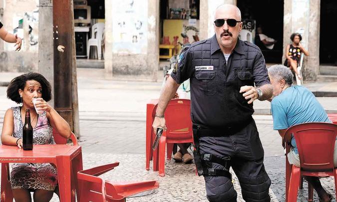 antonio-tabet-corre-entre-mesas-de-bar-em-cena-do-filme-_0.jpg