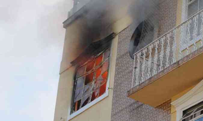 Fogo consumiu parte de um dos nove apartamentos do Edifcio Antnio Tobias, na Floresta(foto: Paulo Filgueiras/EM/D.A PRESS)