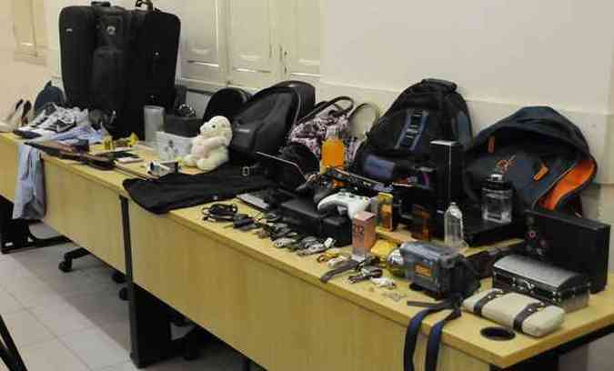 Material roubado pela quadrilha em vrios assaltos a casas e apartamentos em BH (foto: Paulo Filgueiras/EM DA Press)