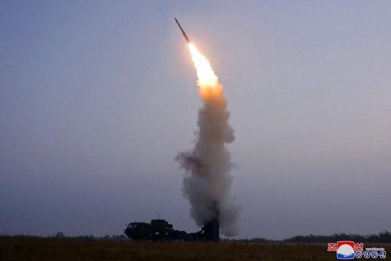 Coreia do Norte testou um míssil antiaéreo(foto: STR / KCNA via KNS / AFP) Coreia do Norte testou um míssil antiaéreo