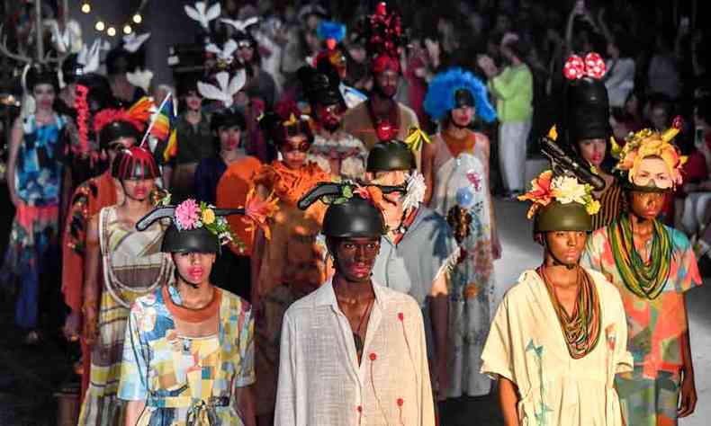 Desfile de Ronaldo Fraga na edio 2019 do So Paulo Fashion Week: mineiro  um dos nomes mais constantes no principal evento de moda do pas(foto: NLSON ALMEIDA/AFP)