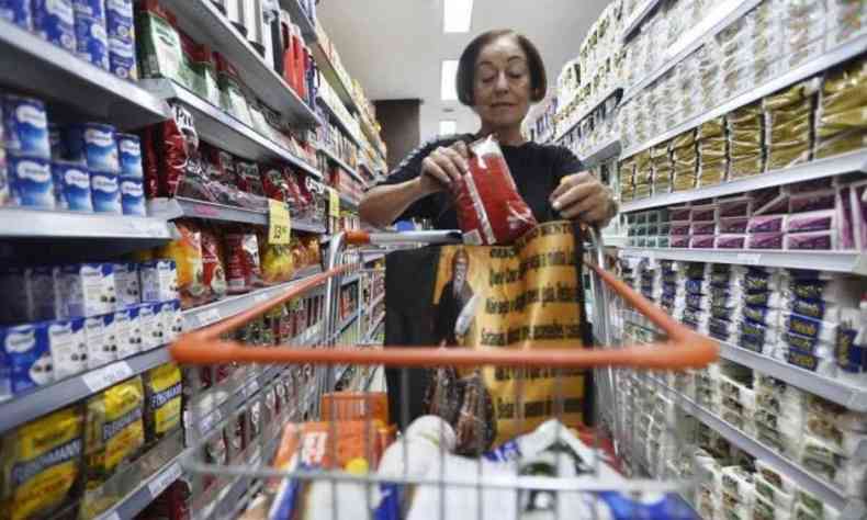 Mulher fazendo compras no supermercado