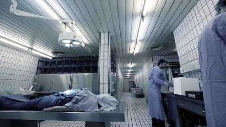 Os médicos agora seguem um padrão de procedimentos para verificar sinais de vida prolongados.(foto: Science Photo Library) sala de hospital com corpo coberto